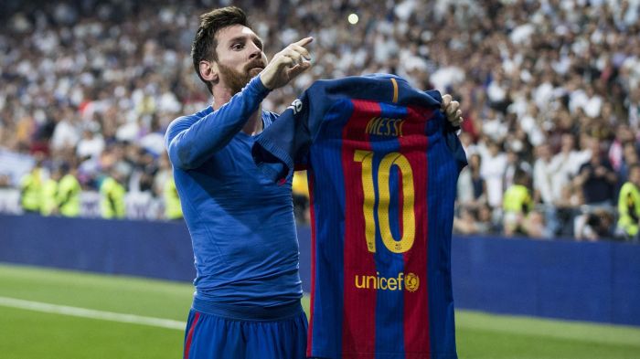 Messi enseña la camiseta en el Bernabeu