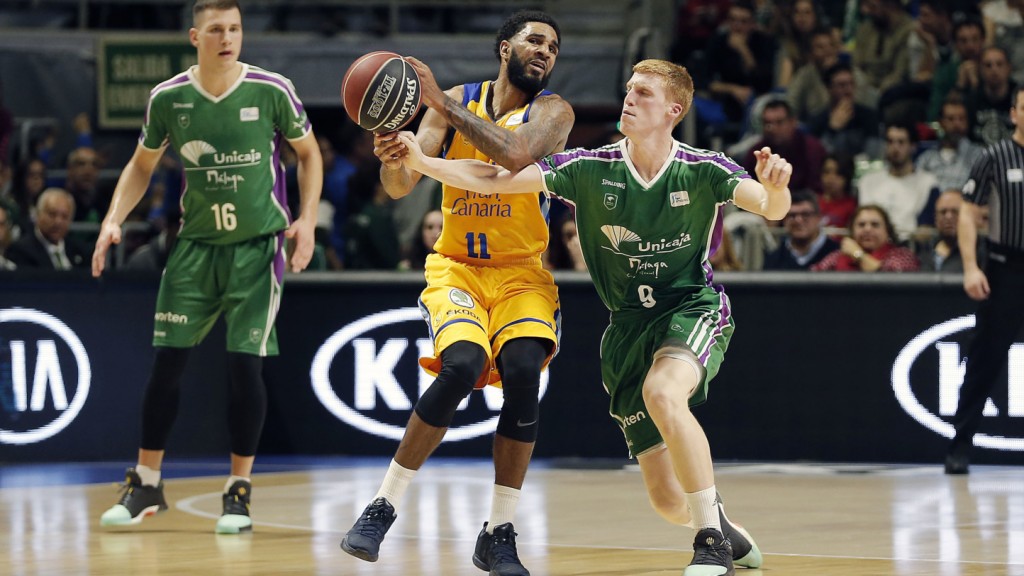 Alberto Díaz roba el balón a Seeley