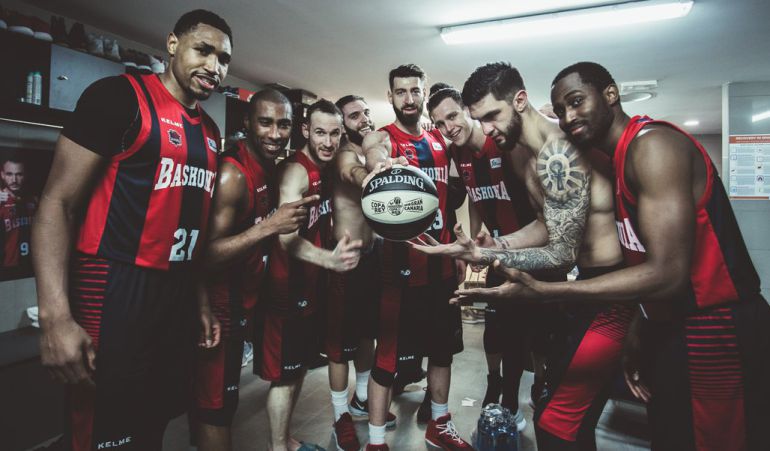 Jugadores de Baskonia posan con el balón de la Copa 2018