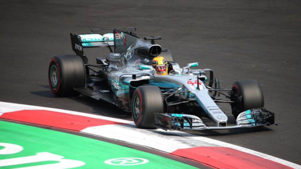 Lewis Hamilton toma una curva