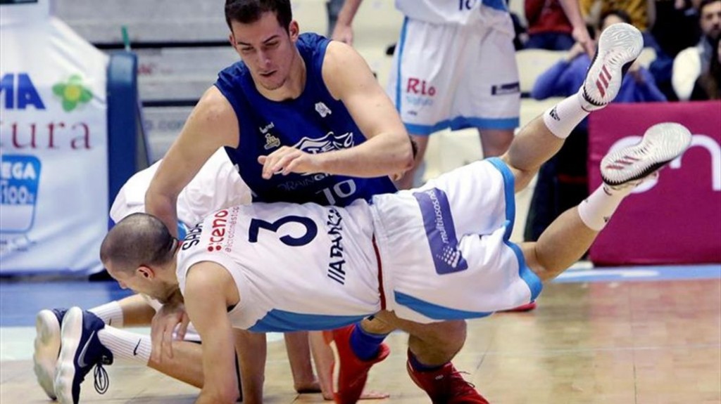 Sàbat se lanza por un balón