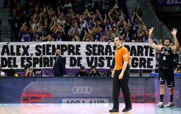 Mumbrú homenajeado por aficionados de Real Madrid