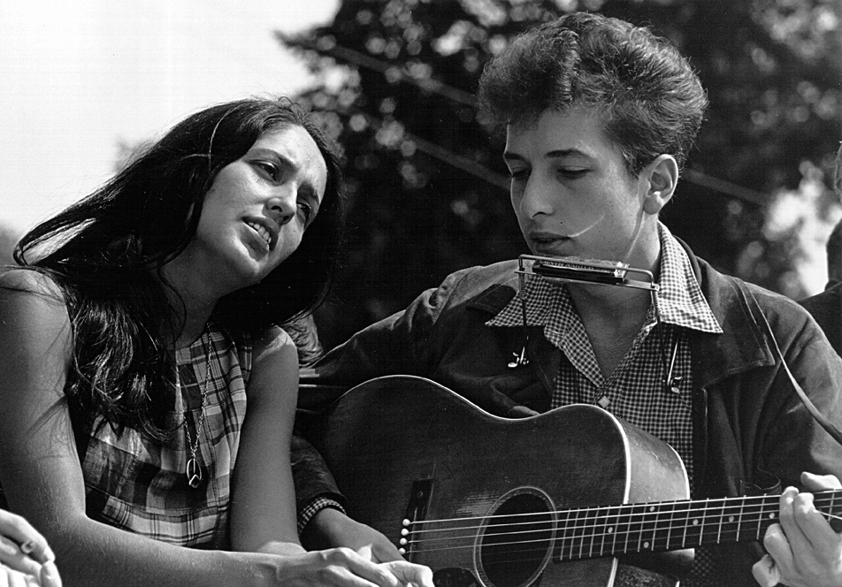 WASHINGTON D.C. - AUGUST 28: Folk singers Joan Baez and Bob Dylan perform during a civil rights rally on August 28, 1963 in Washington D.C. (Photo by National Archive/Newsmakers)