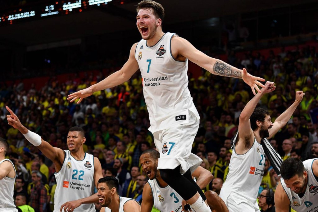 Banquillo del Real Madrid celebra la Euroliga