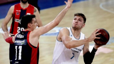 Doncic defendido por Janning