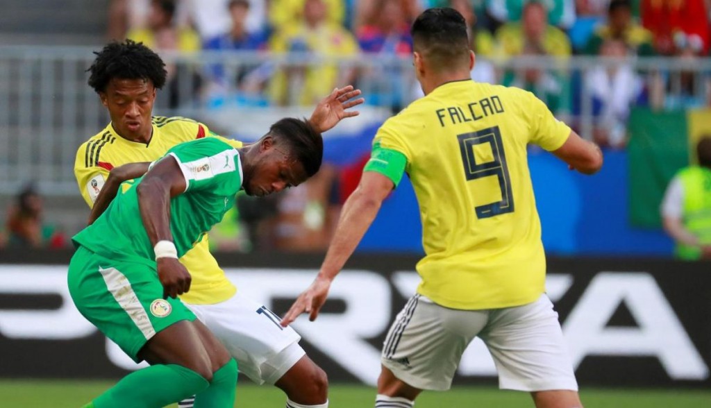 Falcao y Cuadrado rodean a un jugador nigeriano