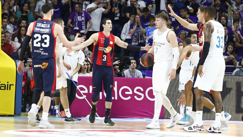 Jugadores de Baskonia se felicitan