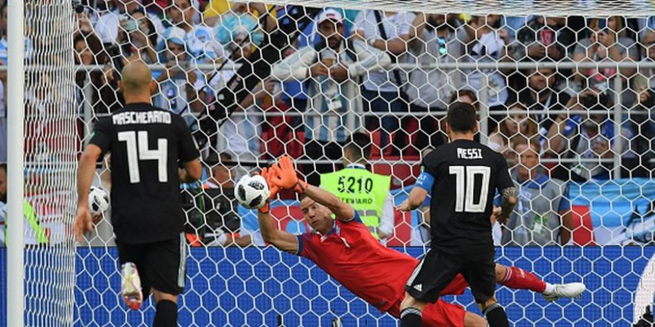 Messi falla un penalti contra Islandia