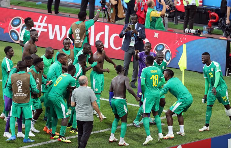 Senegal celebra el triunfo contra Polonia