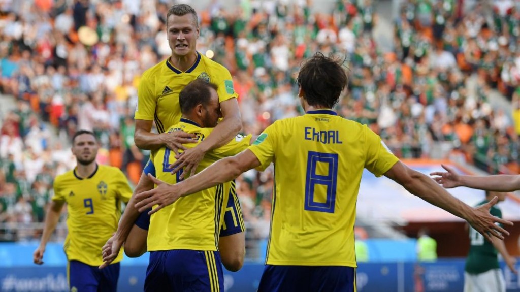 Suecia celebra un gol a México