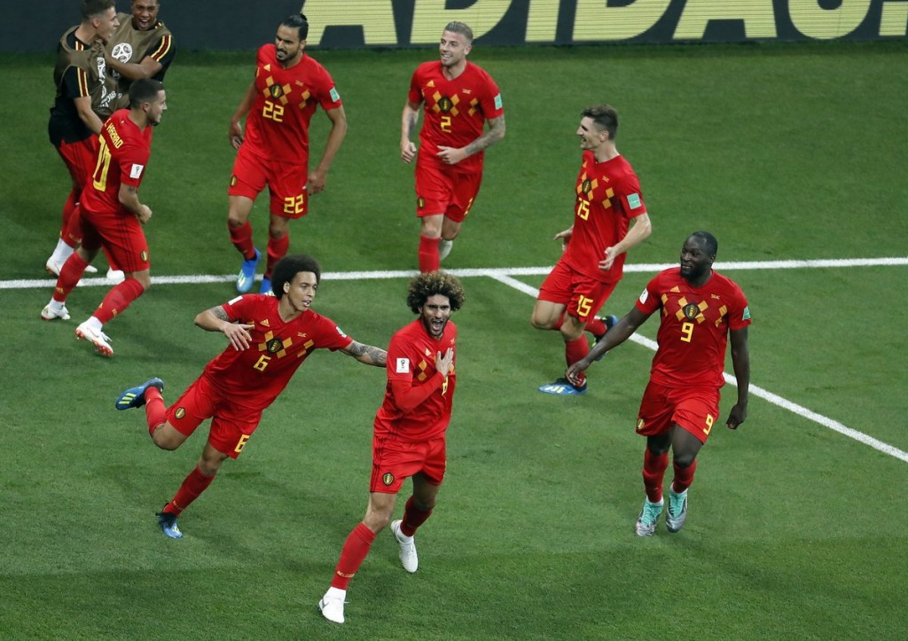 Fellaini celebra su gol a Japón