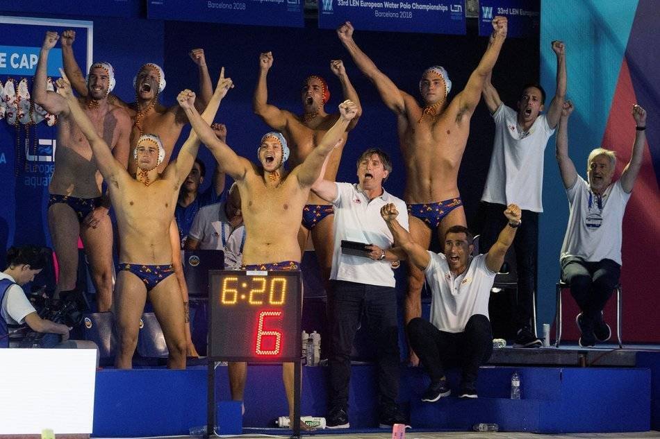 Jugadores de waterpolo de España celebran un gol contra Grecia