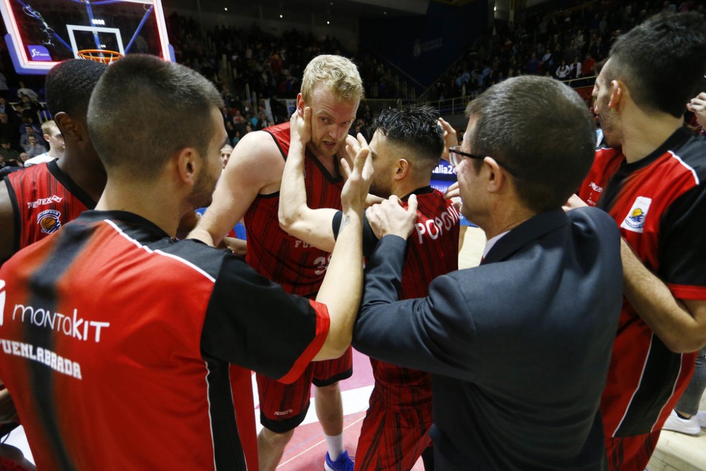 Plantilla de Fuenlabrada felicita a Daniel Clark