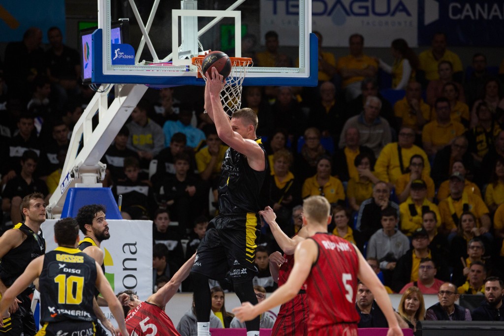 Rebote de Colton Iverson