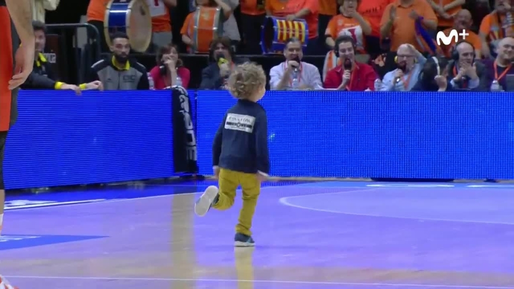 Niño espontáneo salta a la cancha en la Fonteta