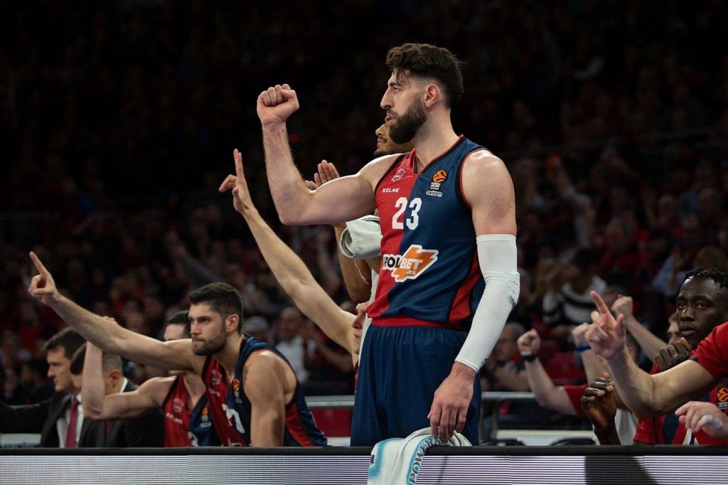 Banquillo de Baskonia festeja una canasta