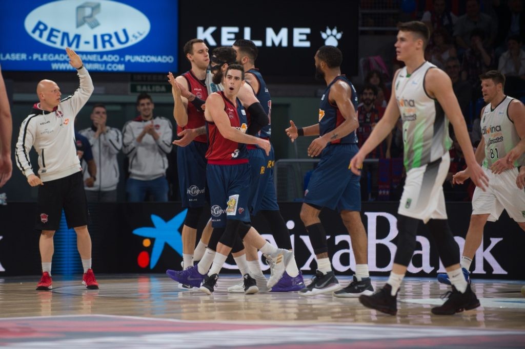 Jugadores de Baskonia celebran una canasta