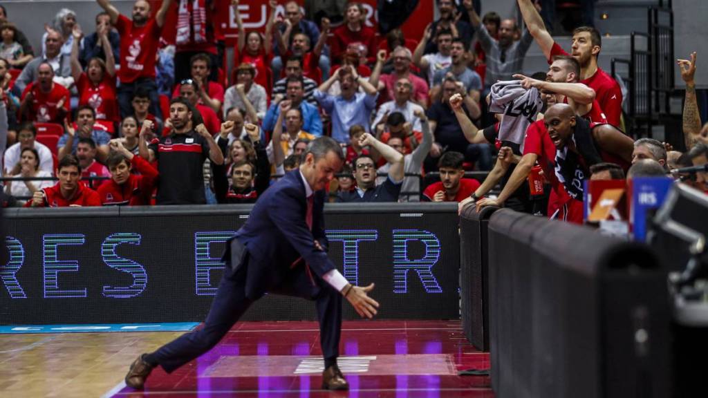 Porfi Fisac celebra clasificación de Basket Zaragoza para playoffs