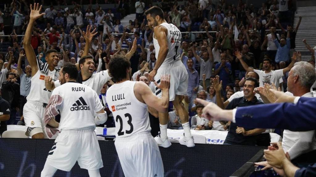 Campazzo celebra un triple en el último segundo