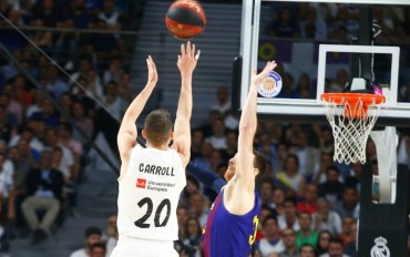 Carroll lanza un triple con la oposición de Claver