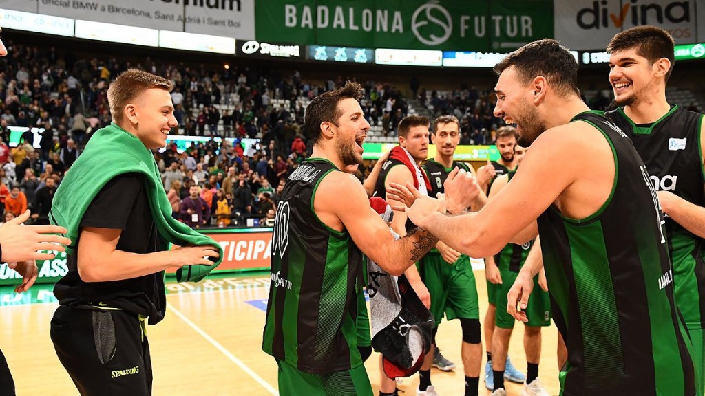 Jugadores de Joventut felicitan a Laprovittola