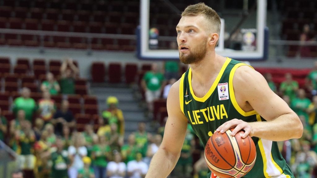 Domantas Sabonis bota el balón