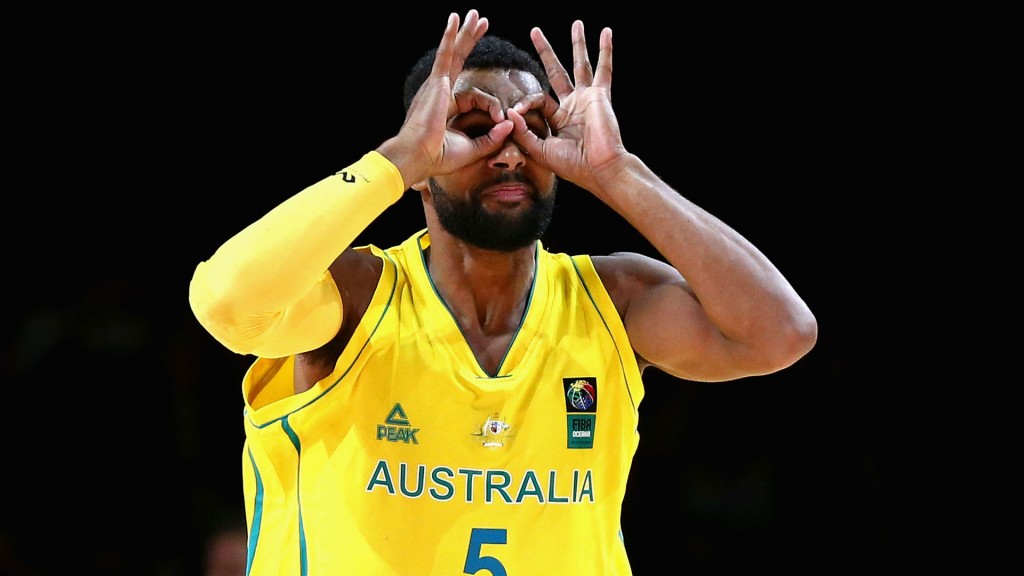 Patty Mills hace la señal de las gafas