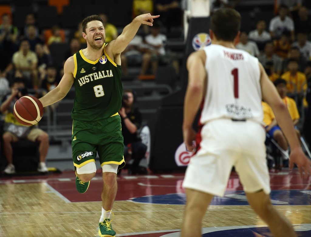 Dellavedova marca jugada ante la mirada de Pangos