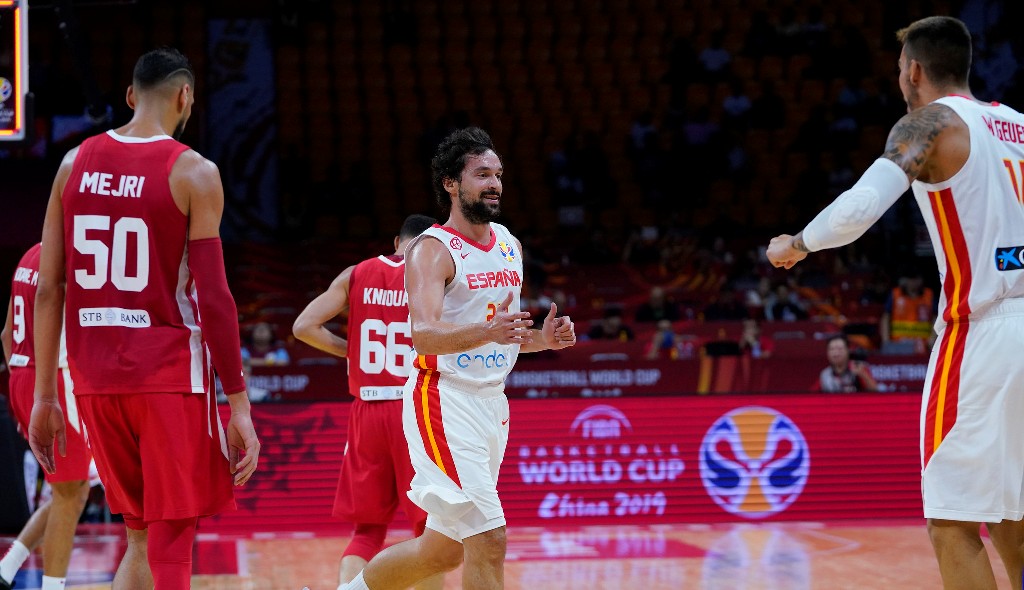 Llull se dirige a chocar la mano a Willy Hernangómez