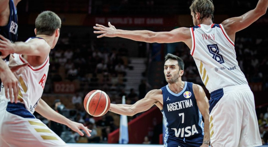 Pase de Campazzo entre jugadores rusos