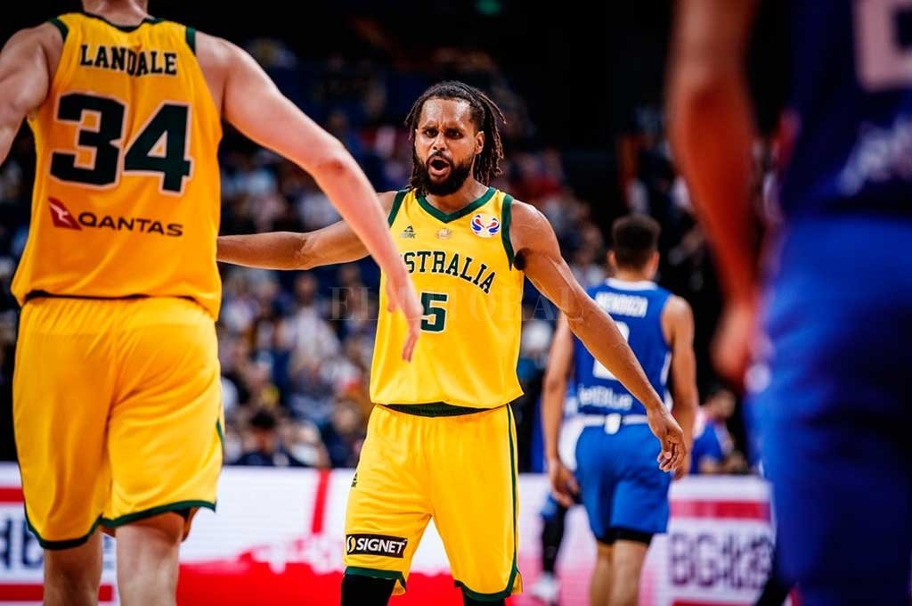 Patty Mills celebra una canasta con Landale