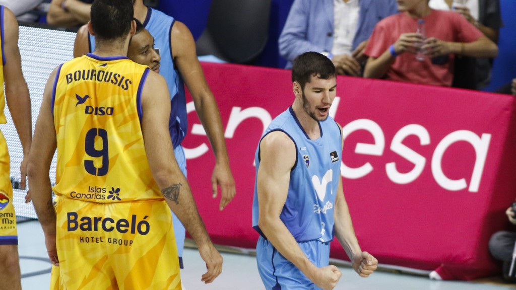 Brizuela celebra una canasta con Bourousis de espaldas