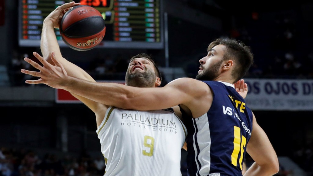 Felipe Reyes recibe un manotazo de Cate