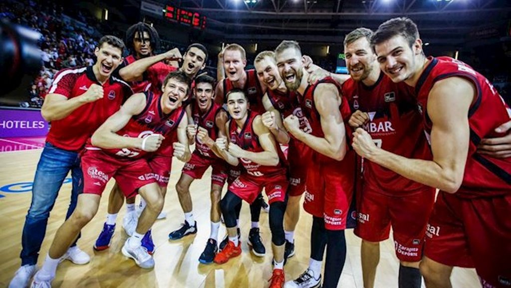 Jugadores de Basket Zaragoza celebran el triunfo contra el Barça