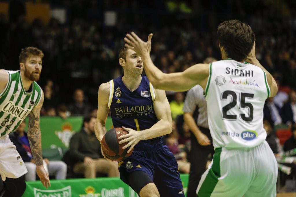 Causeur rodeado por Sipahi y Whittington