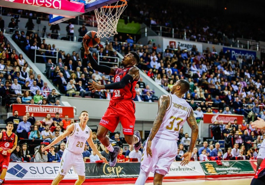 Fácil bandeja de Ennis ante la mirada de Carroll y Thompkins