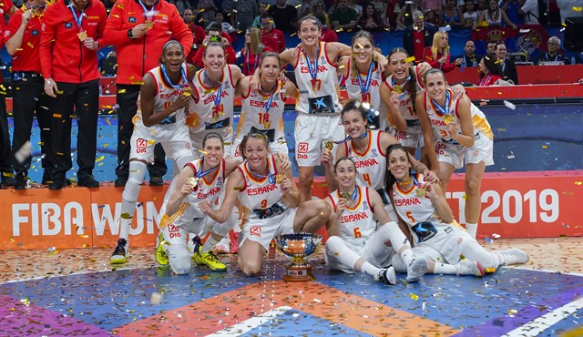 Las-jugadores-de-la-selección-española-femenina-de-baloncesto-con-el-título-de-campeonas-de-Europa