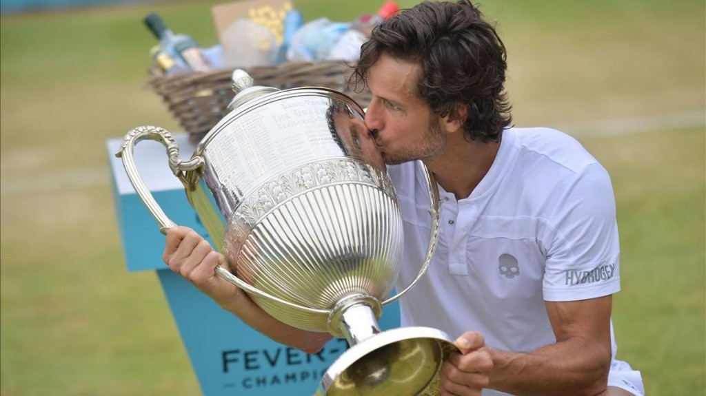 Feliciano Lopez besa el trofeo de Queens