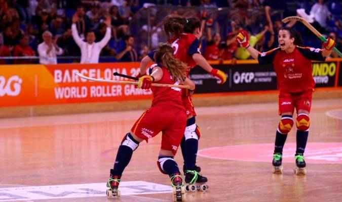 Jugadoras de España celebran un gol en la final del Mundial de Hockey Patines