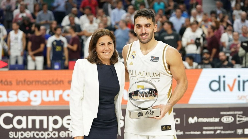 Campazzo recibe MVP Supercopa 2019