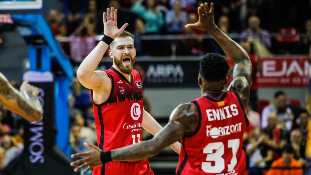 Radovic choca los cinco con Ennis