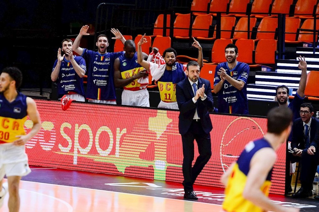 Banquillo de Andorra celebra una canasta