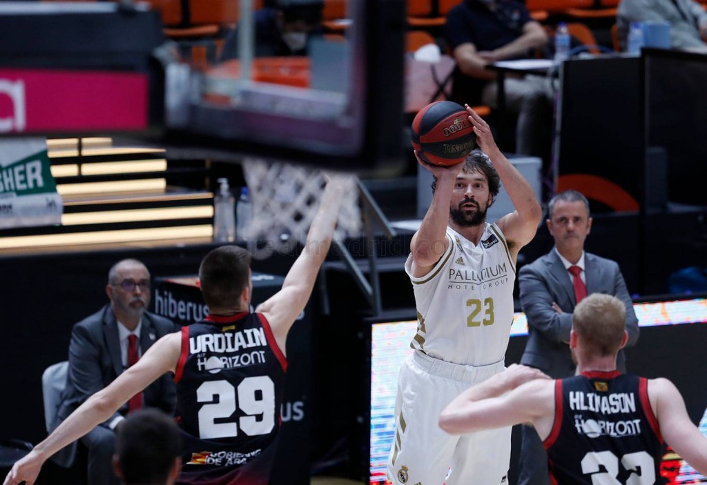 Llull lanza un triple ante la mirada de Urdiain y Hlinason