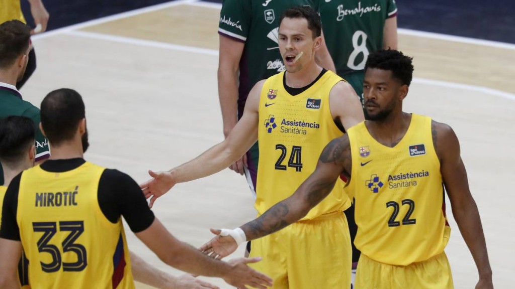 Mirotic, Higgins y Kuric se felicitan