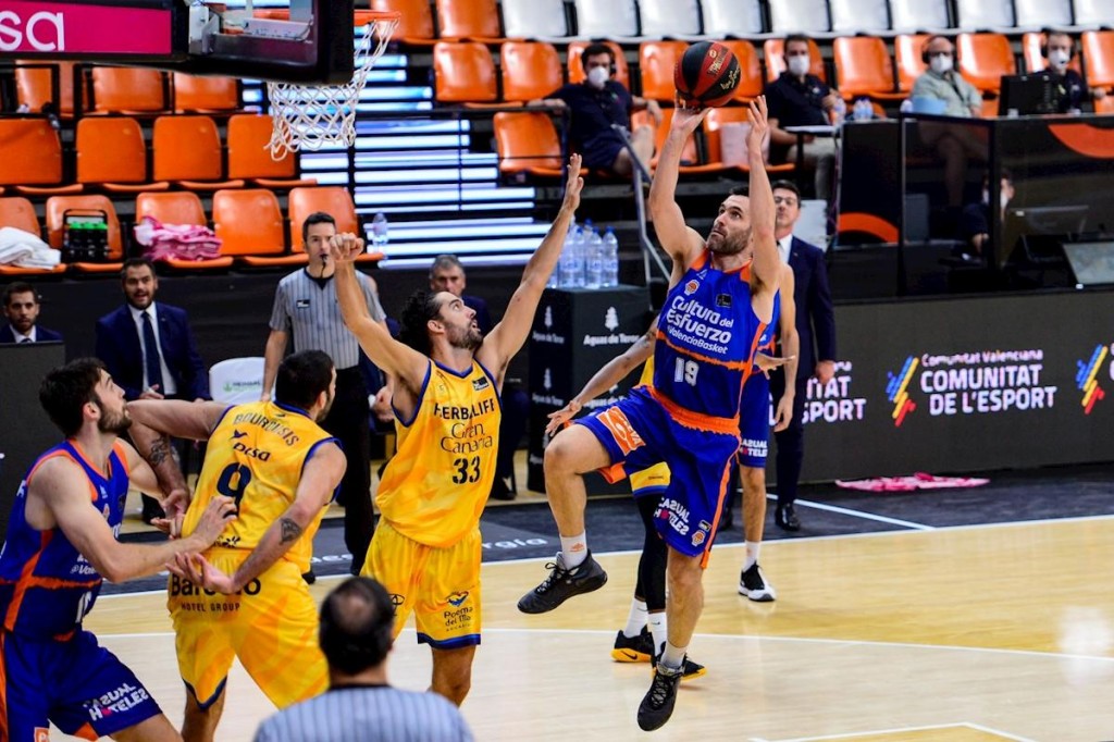 San Emeterio lanza un tiro a una pierna