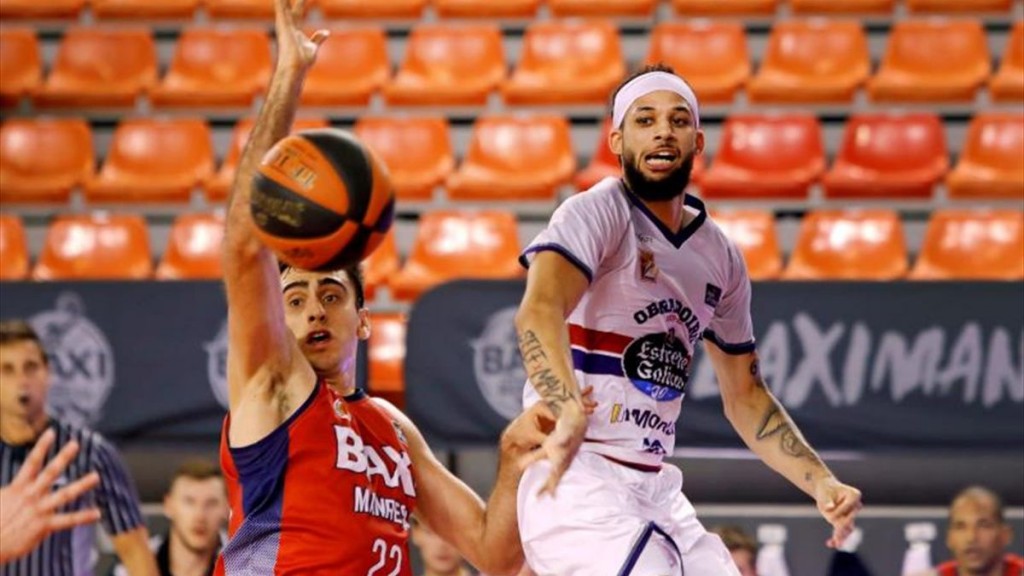 Kassius Robertson pasa el balón por delante de Vaulet