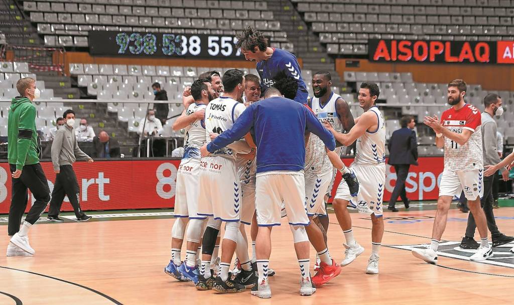 Jugadores de GBC celebran el triunfo contra Joventut