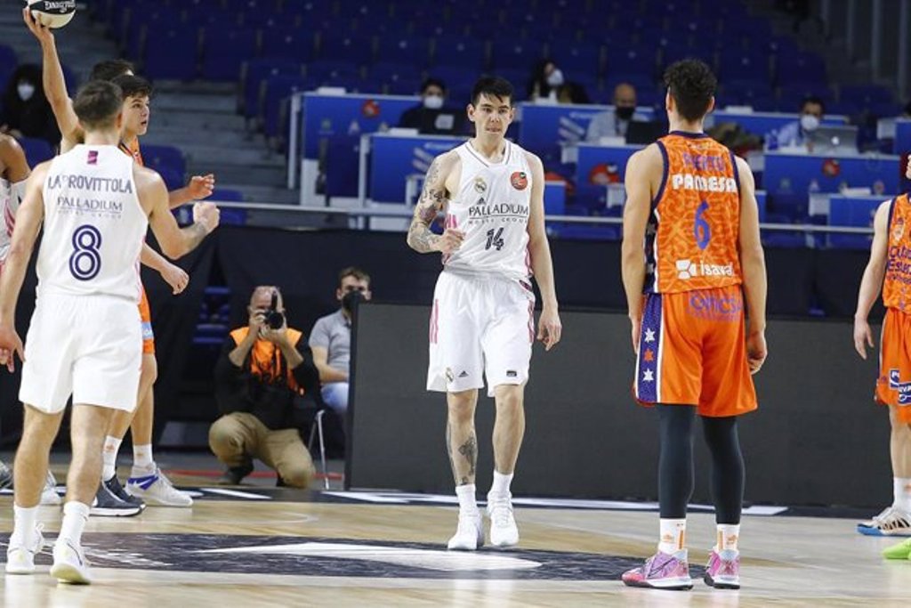 Deck celebra una canasta contra Valencia Basket