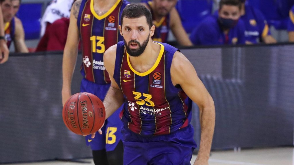 Mirotic sujeta el balón con una mano