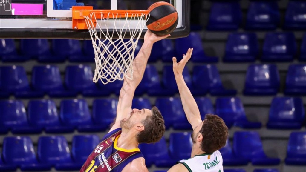 Bandeja de Pau Gasol delante de Tomic